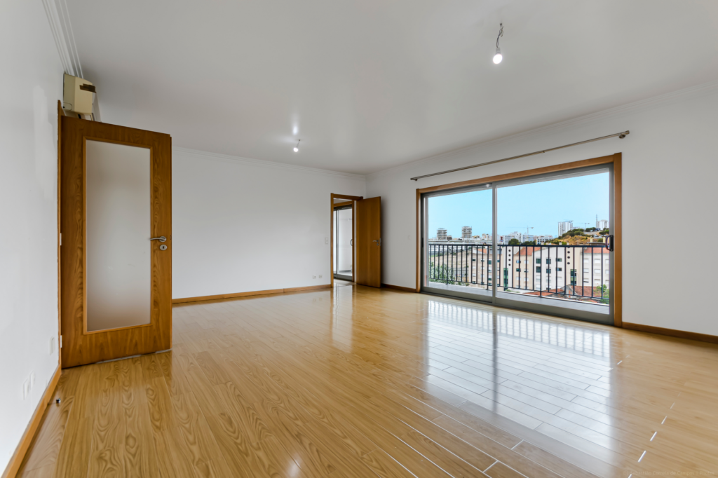 Apartamento T2 como novo – C/ 2 garagens box – Portela de Carnaxide